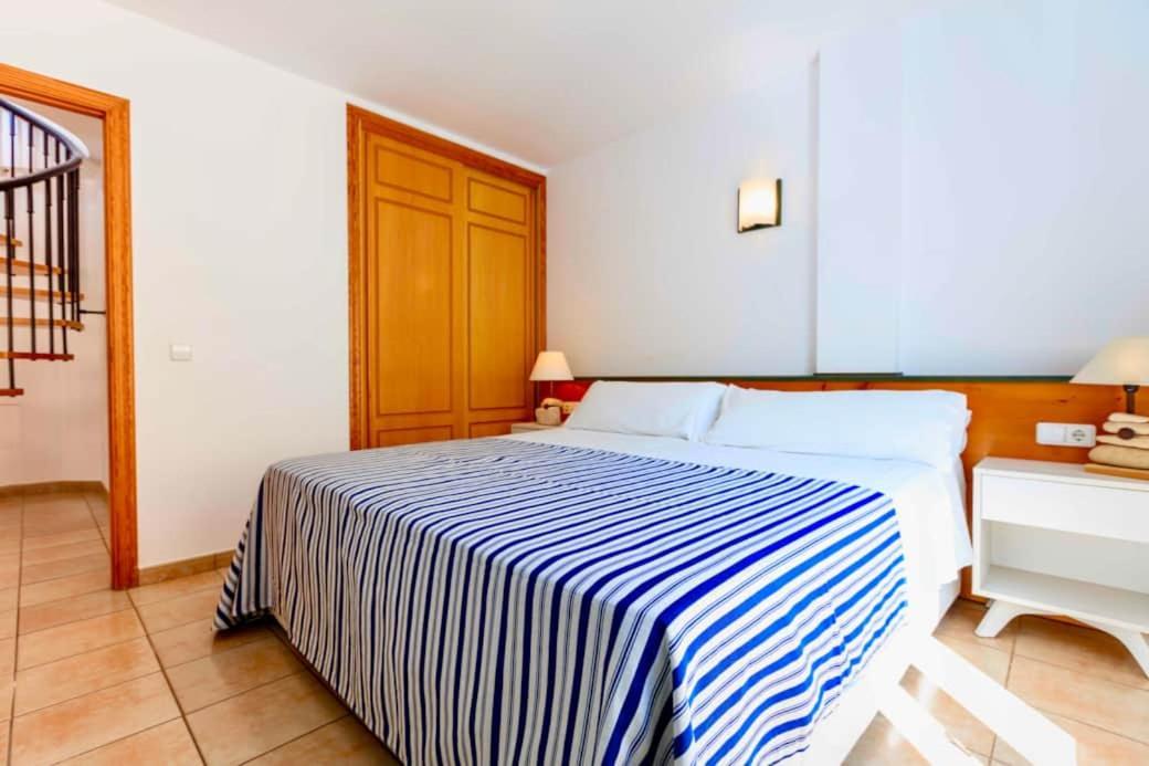 Apartamentos Sa Varadero Fronte Mar Espujols Es Pujols Luaran gambar